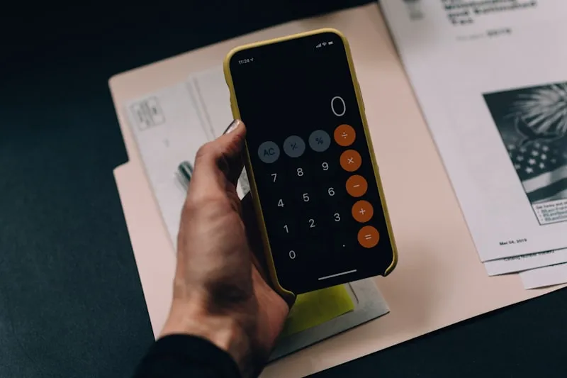 Profissional de gestão financeira analisando dados e gráficos