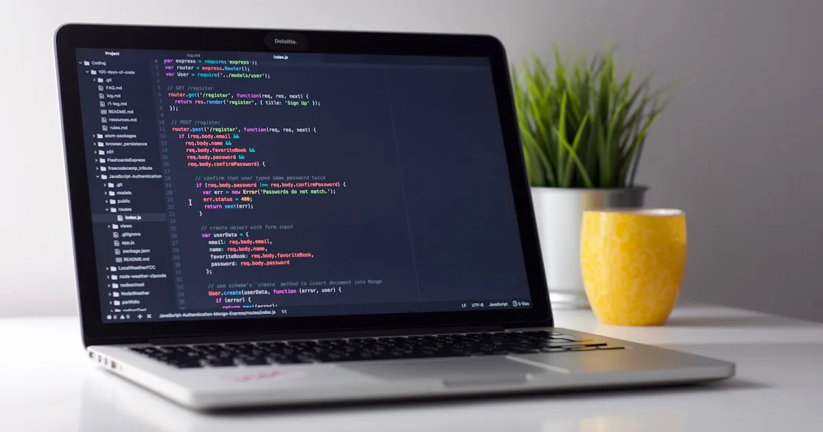 Desenvolvedor programando em laptop moderno