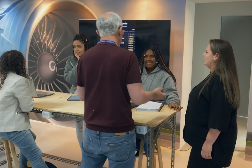 Aula de inglês imersivo no laboratório de aviação da Faculdade Campos Salles - prática de vocabulário aeronáutico