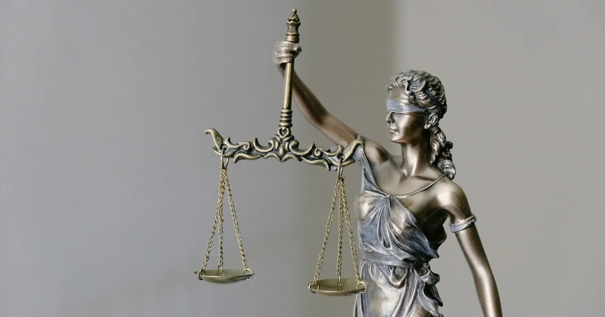 Martelo de juiz e balança da justiça