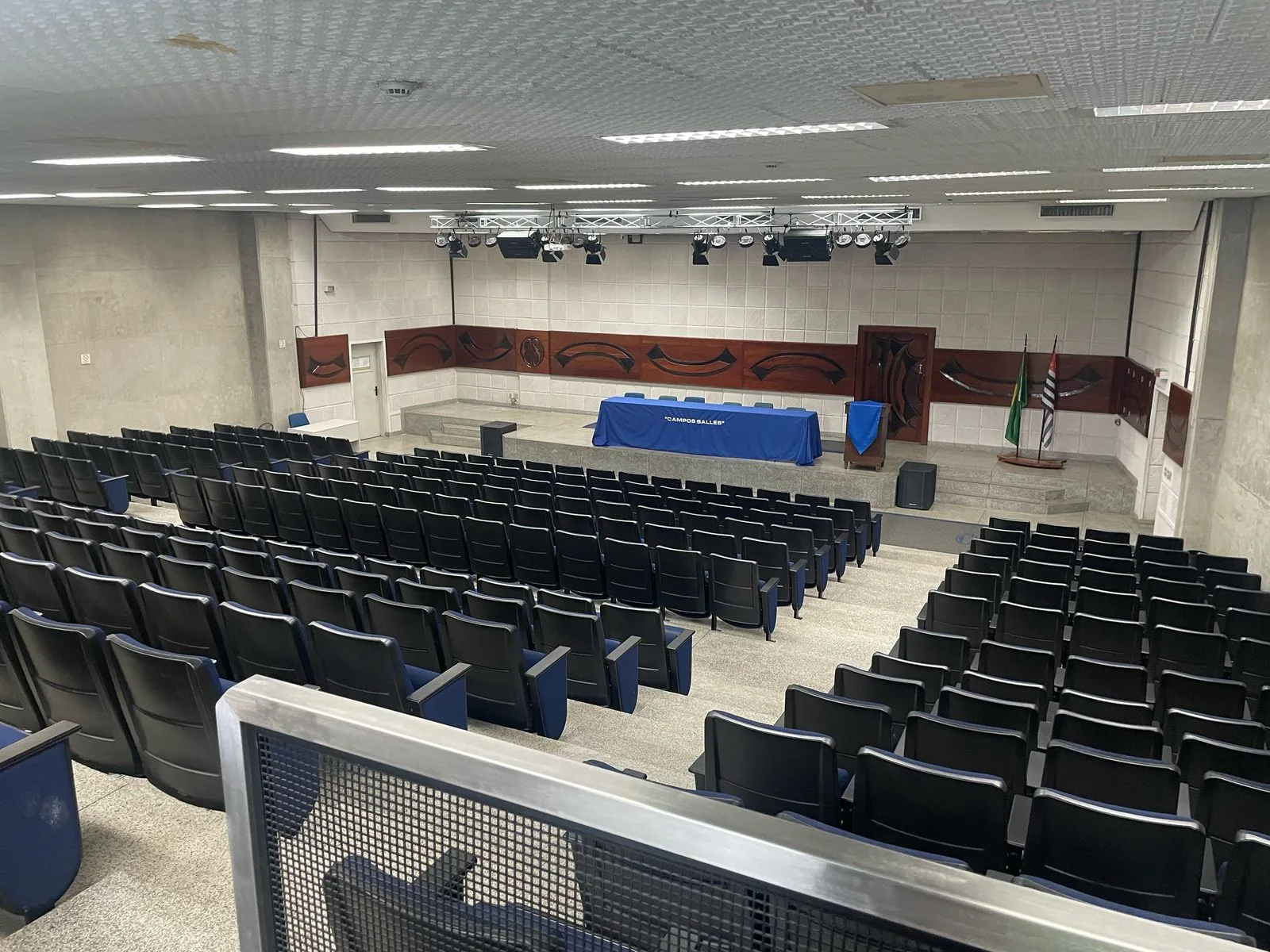 Estudantes da Campos Salles em atividade de soft skills com teatro