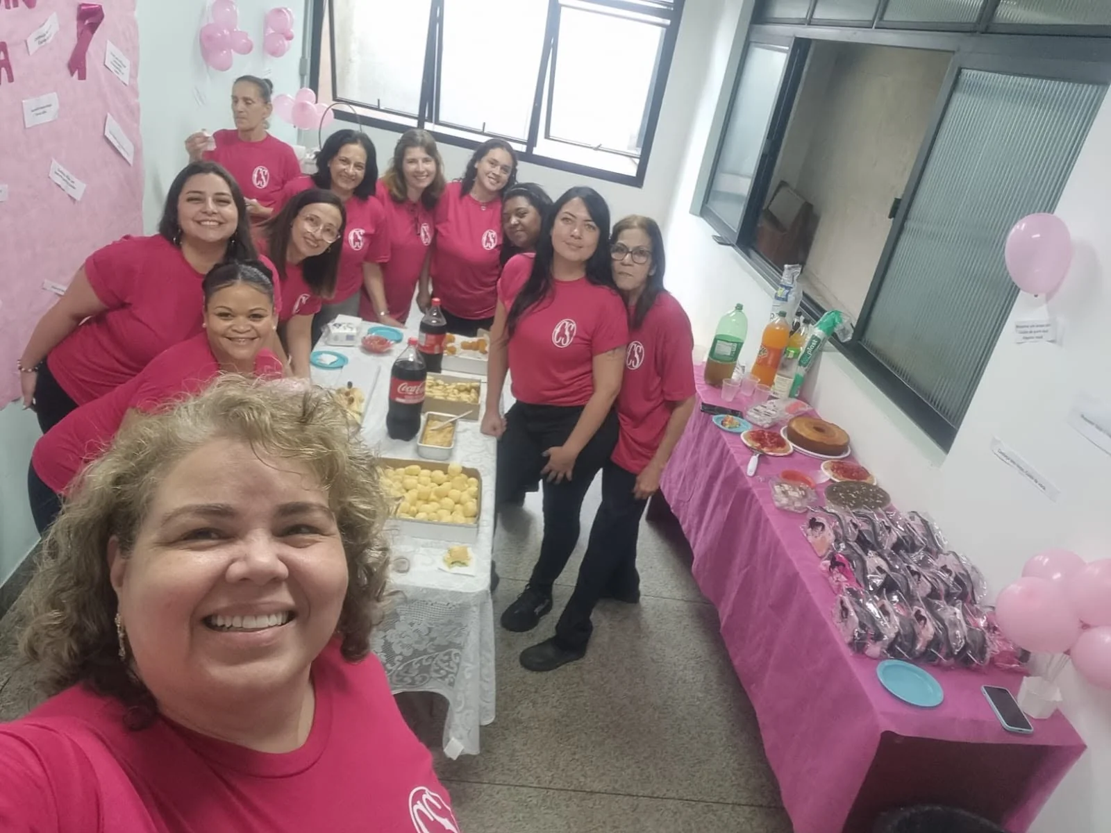 Equipe da Campos Salles reunida em ambiente decorado para a ação de Outubro Rosa de 2026